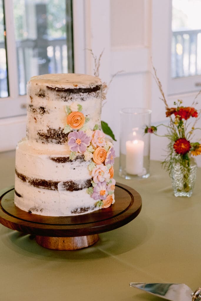 charleston documentary wedding photographer
wedding cake with flowers