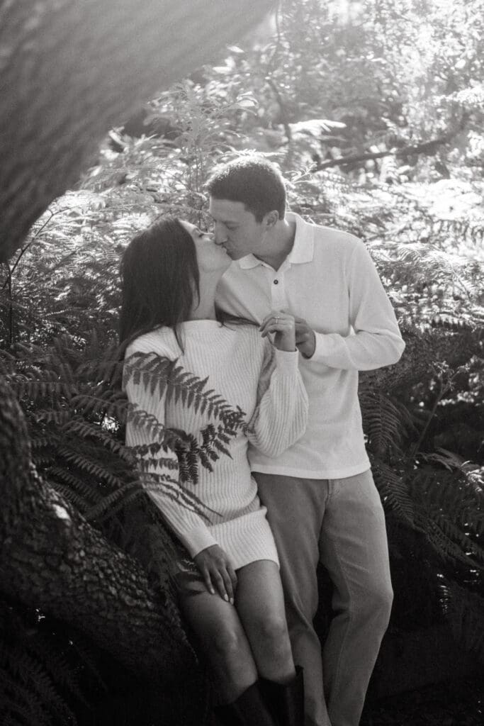 couple kissing engagement shoot documentary style black and white photo hampton park engagement photoshoot